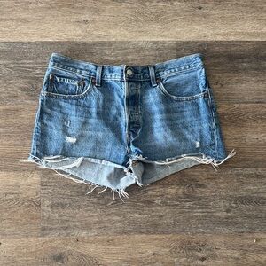 LEVI’S DENIM SHORTS